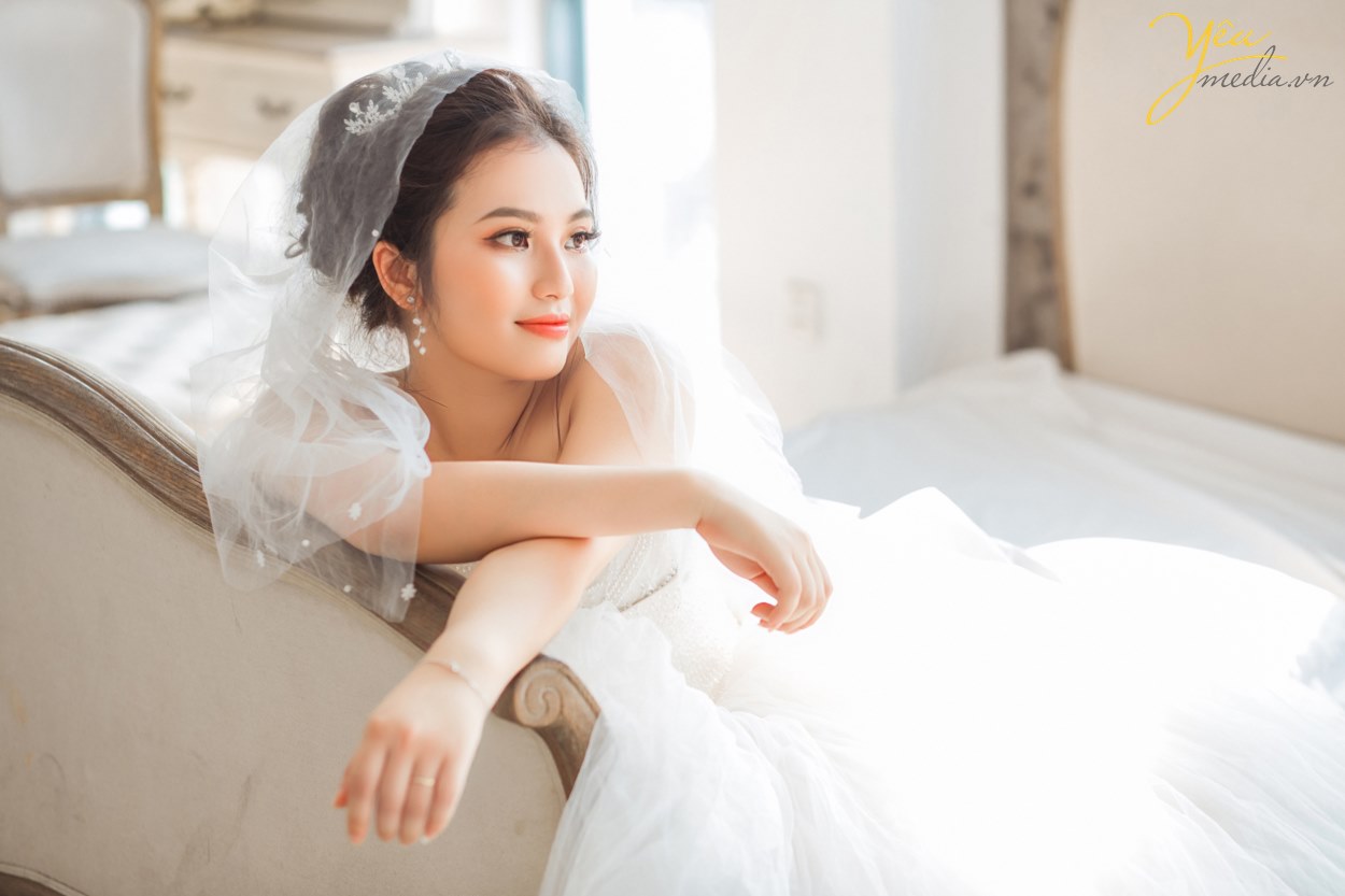 "Mình thích không gian studio vì khung cảnh lãng mạn, nhiều góc chụp lộng lẫy như Hàn Quốc mà lại không phải di chuyển nhiều", cô dâu Trang chia sẻ. Cô dâu Trang và chú rể Dũng vì vậy đã lựa chọn ekip Yêu Media chụp từ 14h đến 17h tại các góc chụp đẹp nhất ở phim trường Santorini Park - công viên Yên Sở.