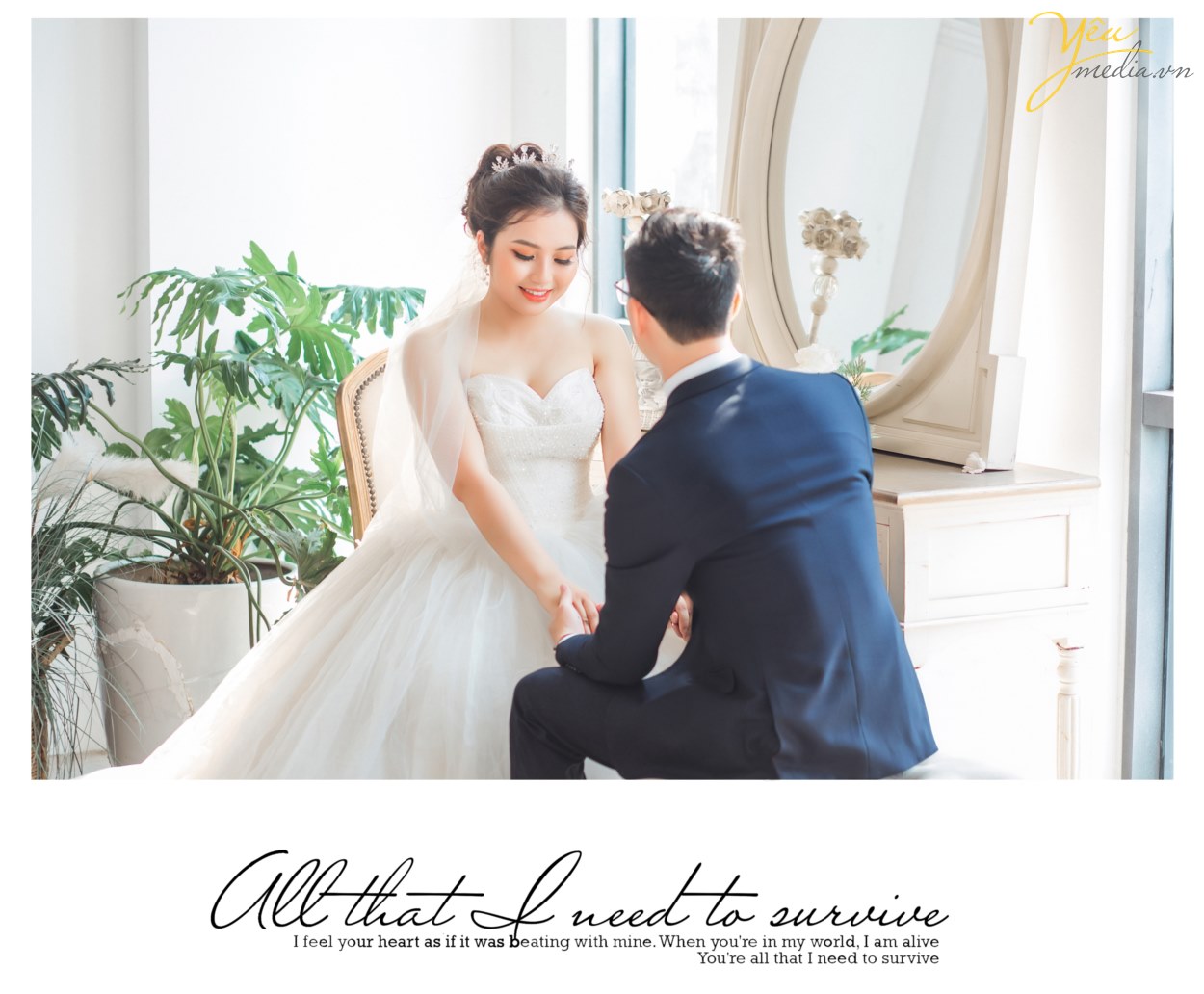 "Mình thích không gian studio vì khung cảnh lãng mạn, nhiều góc chụp lộng lẫy như Hàn Quốc mà lại không phải di chuyển nhiều", cô dâu Trang chia sẻ. Cô dâu Trang và chú rể Dũng vì vậy đã lựa chọn ekip Yêu Media chụp từ 14h đến 17h tại các góc chụp đẹp nhất ở phim trường Santorini Park - công viên Yên Sở.