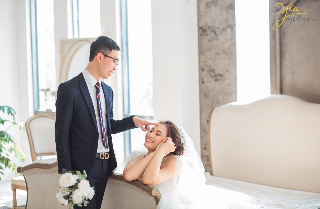 "Mình thích không gian studio vì khung cảnh lãng mạn, nhiều góc chụp lộng lẫy như Hàn Quốc mà lại không phải di chuyển nhiều", cô dâu Trang chia sẻ. Cô dâu Trang và chú rể Dũng vì vậy đã lựa chọn ekip Yêu Media chụp từ 14h đến 17h tại các góc chụp đẹp nhất ở phim trường Santorini Park - công viên Yên Sở.