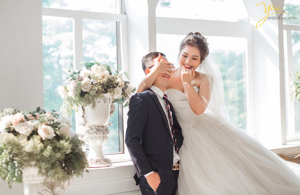 "Mình thích không gian studio vì khung cảnh lãng mạn, nhiều góc chụp lộng lẫy như Hàn Quốc mà lại không phải di chuyển nhiều", cô dâu Trang chia sẻ. Cô dâu Trang và chú rể Dũng vì vậy đã lựa chọn ekip Yêu Media chụp từ 14h đến 17h tại các góc chụp đẹp nhất ở phim trường Santorini Park - công viên Yên Sở.