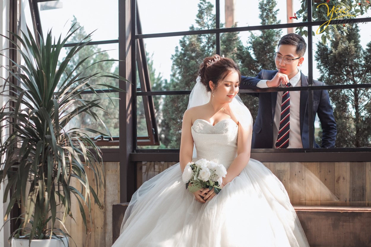 "Mình thích không gian studio vì khung cảnh lãng mạn, nhiều góc chụp lộng lẫy như Hàn Quốc mà lại không phải di chuyển nhiều", cô dâu Trang chia sẻ. Cô dâu Trang và chú rể Dũng vì vậy đã lựa chọn ekip Yêu Media chụp từ 14h đến 17h tại các góc chụp đẹp nhất ở phim trường Santorini Park - công viên Yên Sở.