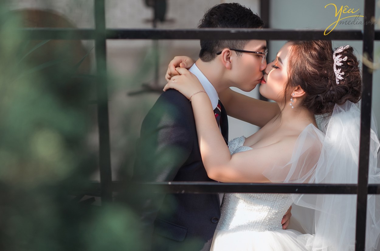 "Mình thích không gian studio vì khung cảnh lãng mạn, nhiều góc chụp lộng lẫy như Hàn Quốc mà lại không phải di chuyển nhiều", cô dâu Trang chia sẻ. Cô dâu Trang và chú rể Dũng vì vậy đã lựa chọn ekip Yêu Media chụp từ 14h đến 17h tại các góc chụp đẹp nhất ở phim trường Santorini Park - công viên Yên Sở.