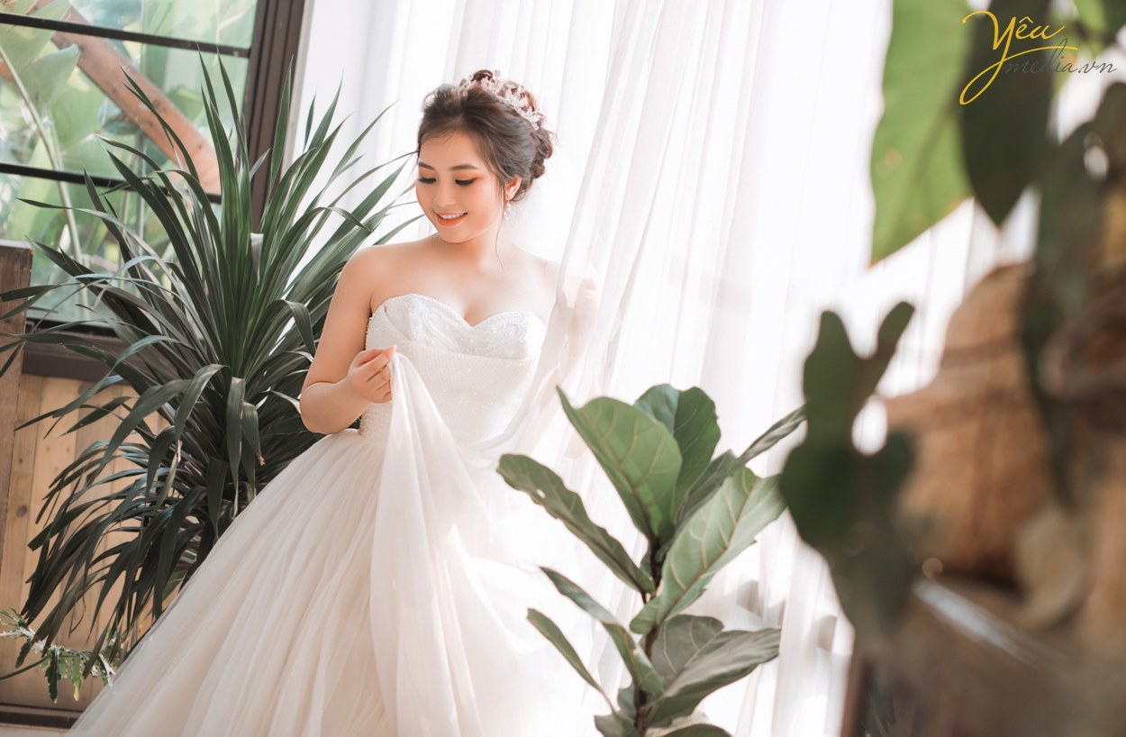 "Mình thích không gian studio vì khung cảnh lãng mạn, nhiều góc chụp lộng lẫy như Hàn Quốc mà lại không phải di chuyển nhiều", cô dâu Trang chia sẻ. Cô dâu Trang và chú rể Dũng vì vậy đã lựa chọn ekip Yêu Media chụp từ 14h đến 17h tại các góc chụp đẹp nhất ở phim trường Santorini Park - công viên Yên Sở.
