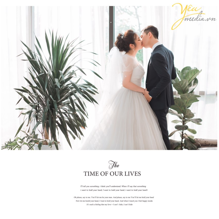 "Mình thích không gian studio vì khung cảnh lãng mạn, nhiều góc chụp lộng lẫy như Hàn Quốc mà lại không phải di chuyển nhiều", cô dâu Trang chia sẻ. Cô dâu Trang và chú rể Dũng vì vậy đã lựa chọn ekip Yêu Media chụp từ 14h đến 17h tại các góc chụp đẹp nhất ở phim trường Santorini Park - công viên Yên Sở.