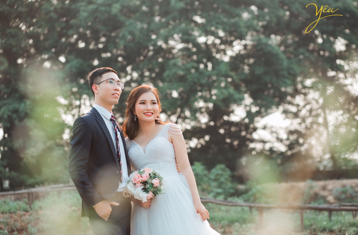 "Mình thích không gian studio vì khung cảnh lãng mạn, nhiều góc chụp lộng lẫy như Hàn Quốc mà lại không phải di chuyển nhiều", cô dâu Trang chia sẻ. Cô dâu Trang và chú rể Dũng vì vậy đã lựa chọn ekip Yêu Media chụp từ 14h đến 17h tại các góc chụp đẹp nhất ở phim trường Santorini Park - công viên Yên Sở.