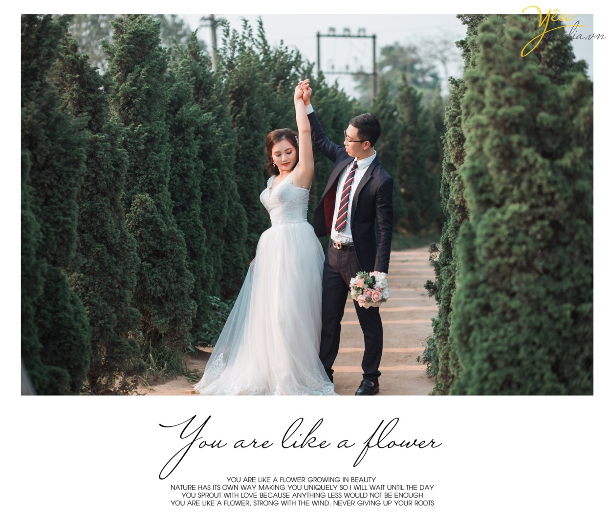 "Mình thích không gian studio vì khung cảnh lãng mạn, nhiều góc chụp lộng lẫy như Hàn Quốc mà lại không phải di chuyển nhiều", cô dâu Trang chia sẻ. Cô dâu Trang và chú rể Dũng vì vậy đã lựa chọn ekip Yêu Media chụp từ 14h đến 17h tại các góc chụp đẹp nhất ở phim trường Santorini Park - công viên Yên Sở.