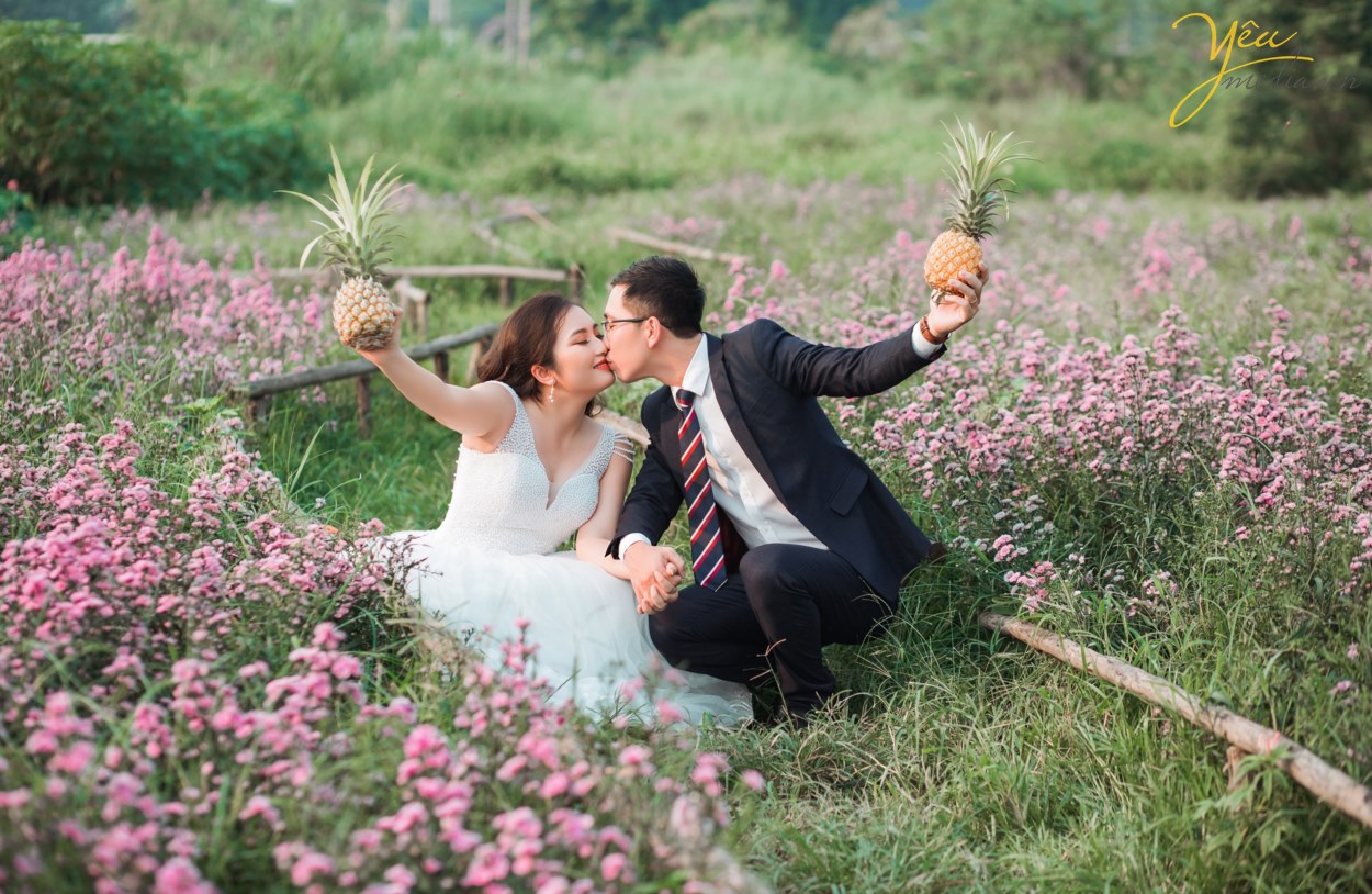 "Mình thích không gian studio vì khung cảnh lãng mạn, nhiều góc chụp lộng lẫy như Hàn Quốc mà lại không phải di chuyển nhiều", cô dâu Trang chia sẻ. Cô dâu Trang và chú rể Dũng vì vậy đã lựa chọn ekip Yêu Media chụp từ 14h đến 17h tại các góc chụp đẹp nhất ở phim trường Santorini Park - công viên Yên Sở.