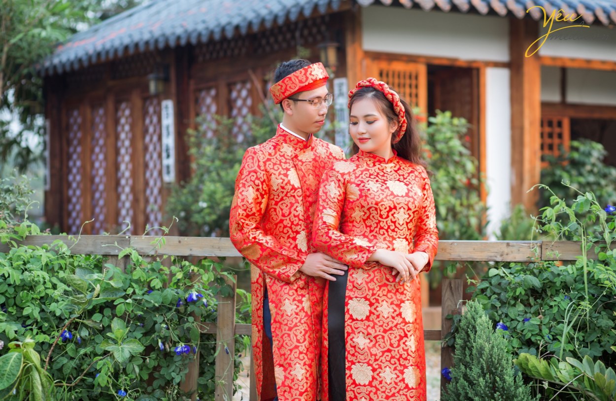 "Mình thích không gian studio vì khung cảnh lãng mạn, nhiều góc chụp lộng lẫy như Hàn Quốc mà lại không phải di chuyển nhiều", cô dâu Trang chia sẻ. Cô dâu Trang và chú rể Dũng vì vậy đã lựa chọn ekip Yêu Media chụp từ 14h đến 17h tại các góc chụp đẹp nhất ở phim trường Santorini Park - công viên Yên Sở.