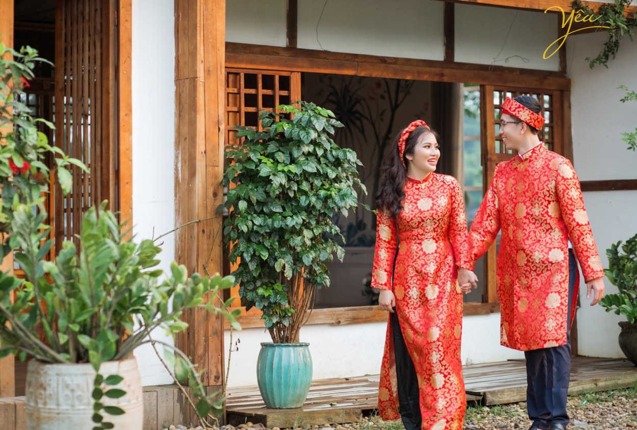 "Mình thích không gian studio vì khung cảnh lãng mạn, nhiều góc chụp lộng lẫy như Hàn Quốc mà lại không phải di chuyển nhiều", cô dâu Trang chia sẻ. Cô dâu Trang và chú rể Dũng vì vậy đã lựa chọn ekip Yêu Media chụp từ 14h đến 17h tại các góc chụp đẹp nhất ở phim trường Santorini Park - công viên Yên Sở.