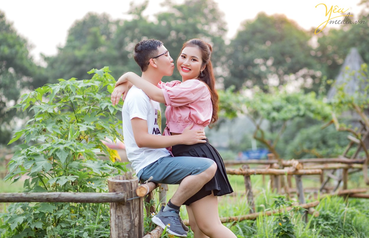 "Mình thích không gian studio vì khung cảnh lãng mạn, nhiều góc chụp lộng lẫy như Hàn Quốc mà lại không phải di chuyển nhiều", cô dâu Trang chia sẻ. Cô dâu Trang và chú rể Dũng vì vậy đã lựa chọn ekip Yêu Media chụp từ 14h đến 17h tại các góc chụp đẹp nhất ở phim trường Santorini Park - công viên Yên Sở.