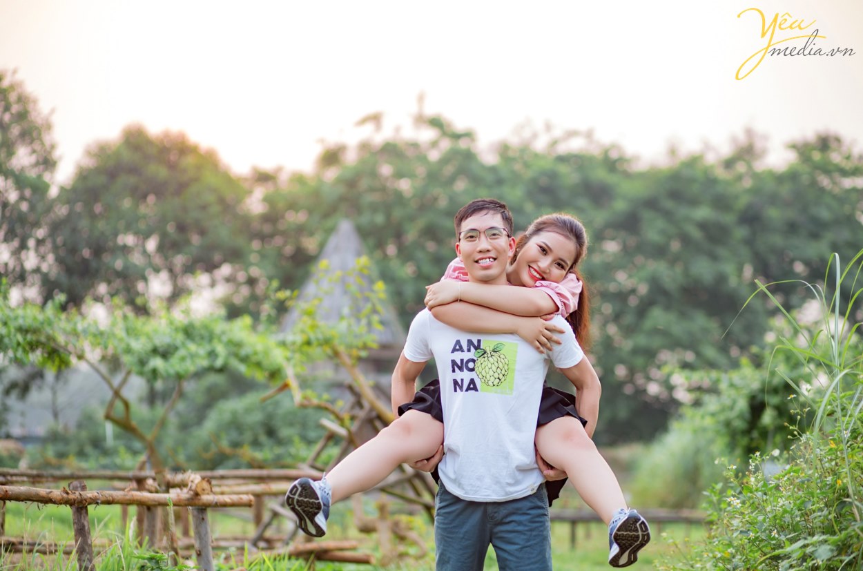 "Mình thích không gian studio vì khung cảnh lãng mạn, nhiều góc chụp lộng lẫy như Hàn Quốc mà lại không phải di chuyển nhiều", cô dâu Trang chia sẻ. Cô dâu Trang và chú rể Dũng vì vậy đã lựa chọn ekip Yêu Media chụp từ 14h đến 17h tại các góc chụp đẹp nhất ở phim trường Santorini Park - công viên Yên Sở.