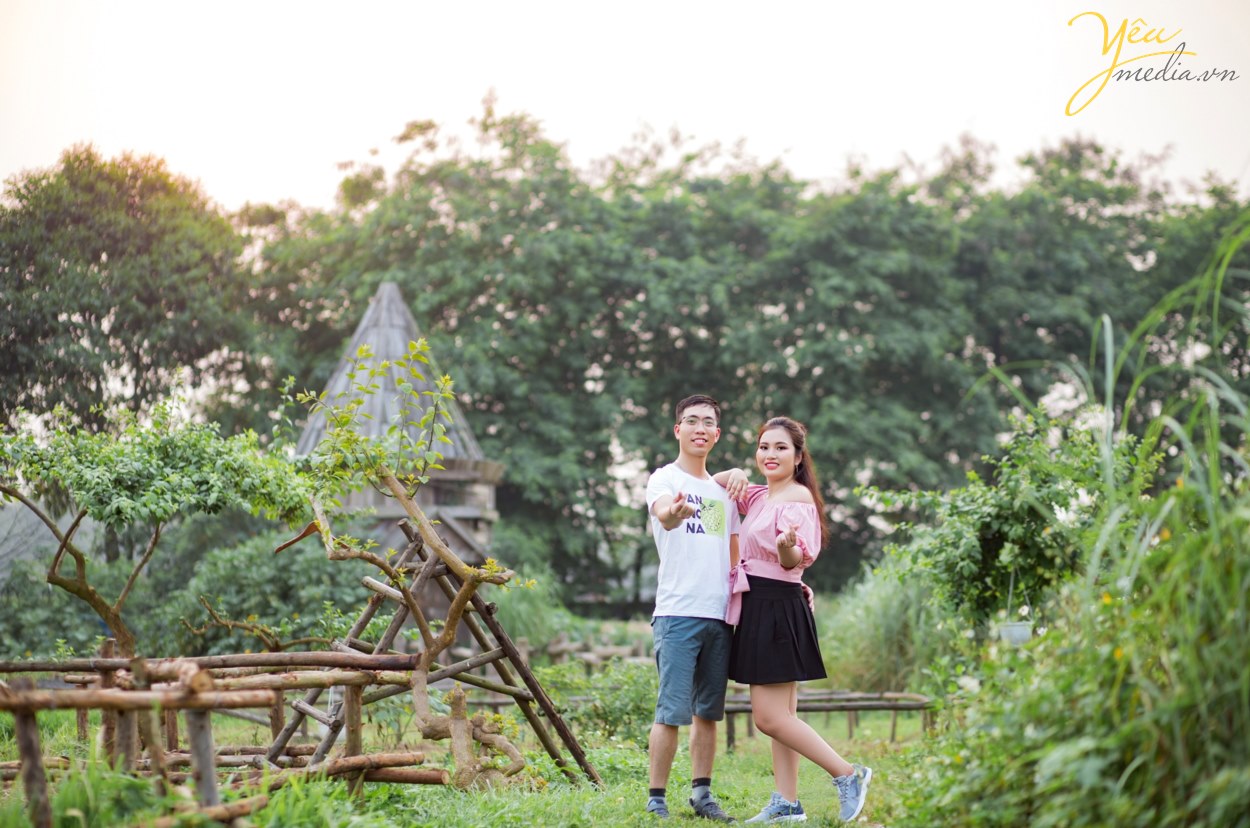 "Mình thích không gian studio vì khung cảnh lãng mạn, nhiều góc chụp lộng lẫy như Hàn Quốc mà lại không phải di chuyển nhiều", cô dâu Trang chia sẻ. Cô dâu Trang và chú rể Dũng vì vậy đã lựa chọn ekip Yêu Media chụp từ 14h đến 17h tại các góc chụp đẹp nhất ở phim trường Santorini Park - công viên Yên Sở.