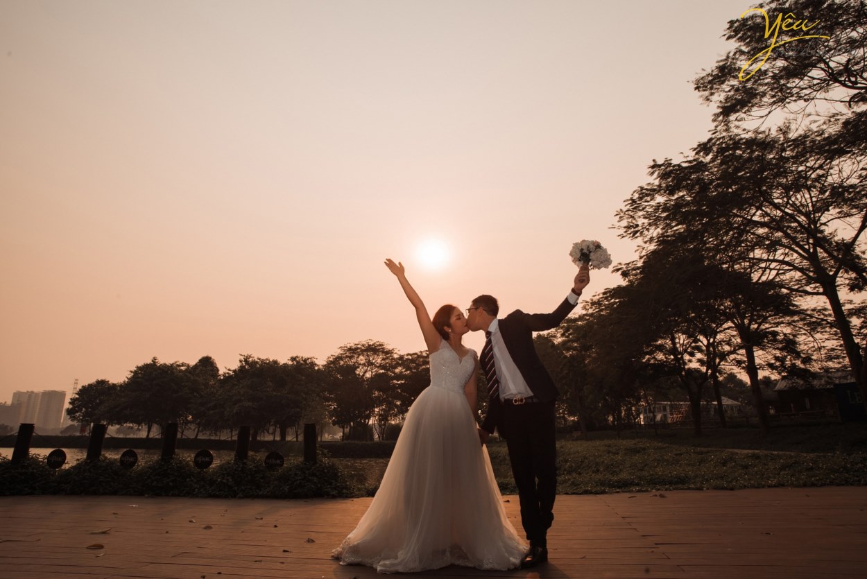 "Mình thích không gian studio vì khung cảnh lãng mạn, nhiều góc chụp lộng lẫy như Hàn Quốc mà lại không phải di chuyển nhiều", cô dâu Trang chia sẻ. Cô dâu Trang và chú rể Dũng vì vậy đã lựa chọn ekip Yêu Media chụp từ 14h đến 17h tại các góc chụp đẹp nhất ở phim trường Santorini Park - công viên Yên Sở.