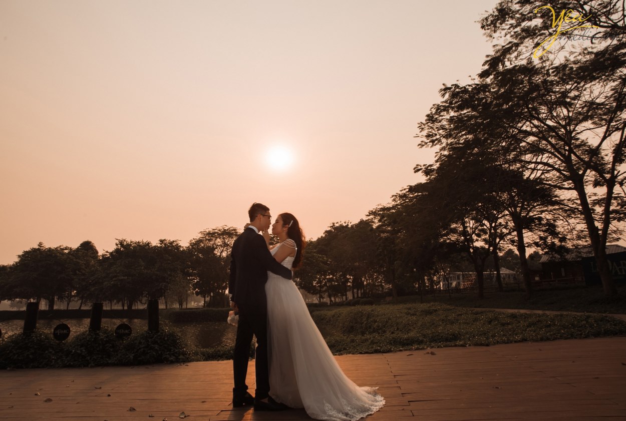 "Mình thích không gian studio vì khung cảnh lãng mạn, nhiều góc chụp lộng lẫy như Hàn Quốc mà lại không phải di chuyển nhiều", cô dâu Trang chia sẻ. Cô dâu Trang và chú rể Dũng vì vậy đã lựa chọn ekip Yêu Media chụp từ 14h đến 17h tại các góc chụp đẹp nhất ở phim trường Santorini Park - công viên Yên Sở.