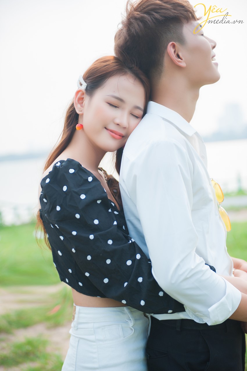 Hồ Tây là một địa điểm đã quá quen thuộc với mỗi chúng ta, nhưng có lẽ ít người biết rằng tại hồ Tây cũng có những góc chụp ảnh rất đẹp. Ngày hôm nay, Yêu Media sẽ giới thiệu cho các bạn một địa điểm chụp ảnh tại con đường gần Phủ Tây Hồ. Với địa điểm này thì các bạn không những không phải đi xa mà còn có thể tự do, thoải mái chụp ảnh mà không mất phí.