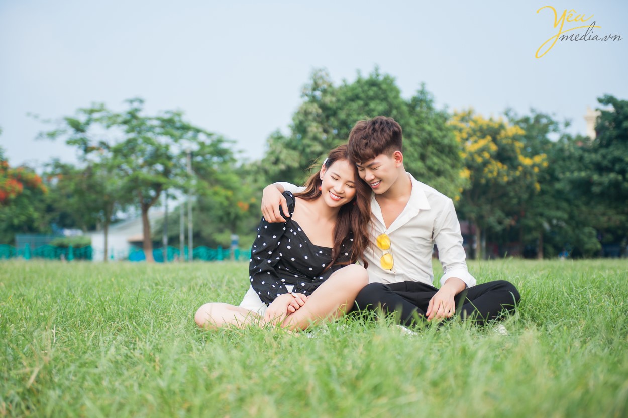 Hồ Tây là một địa điểm đã quá quen thuộc với mỗi chúng ta, nhưng có lẽ ít người biết rằng tại hồ Tây cũng có những góc chụp ảnh rất đẹp. Ngày hôm nay, Yêu Media sẽ giới thiệu cho các bạn một địa điểm chụp ảnh tại con đường gần Phủ Tây Hồ. Với địa điểm này thì các bạn không những không phải đi xa mà còn có thể tự do, thoải mái chụp ảnh mà không mất phí.