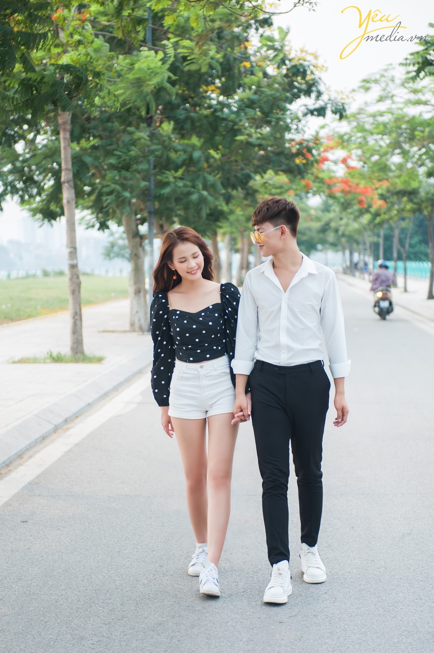 Hồ Tây là một địa điểm đã quá quen thuộc với mỗi chúng ta, nhưng có lẽ ít người biết rằng tại hồ Tây cũng có những góc chụp ảnh rất đẹp. Ngày hôm nay, Yêu Media sẽ giới thiệu cho các bạn một địa điểm chụp ảnh tại con đường gần Phủ Tây Hồ. Với địa điểm này thì các bạn không những không phải đi xa mà còn có thể tự do, thoải mái chụp ảnh mà không mất phí.