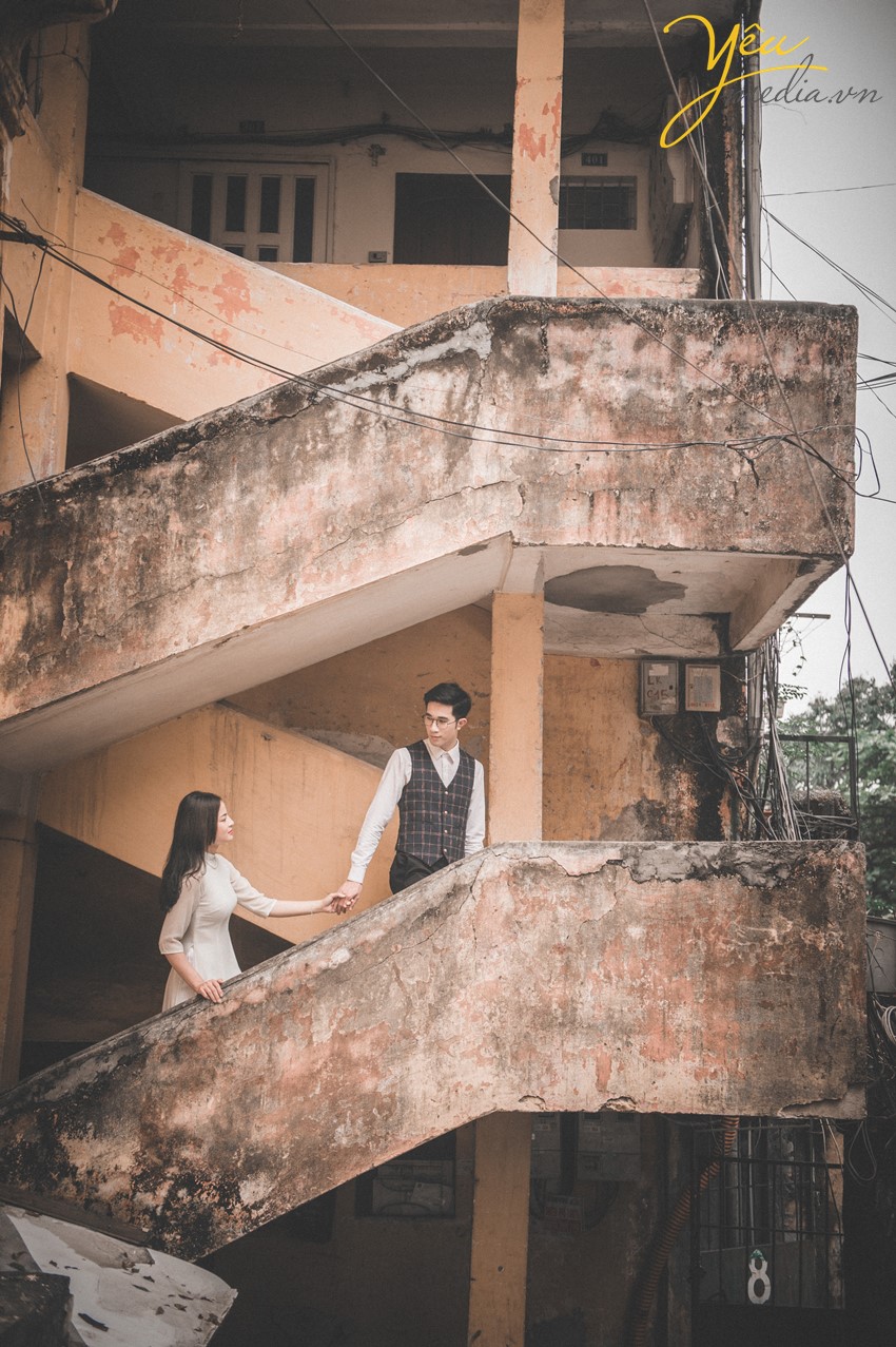 cặp đôi dắt tay nhau chụp ảnh ở cầu thang cổ hà nội