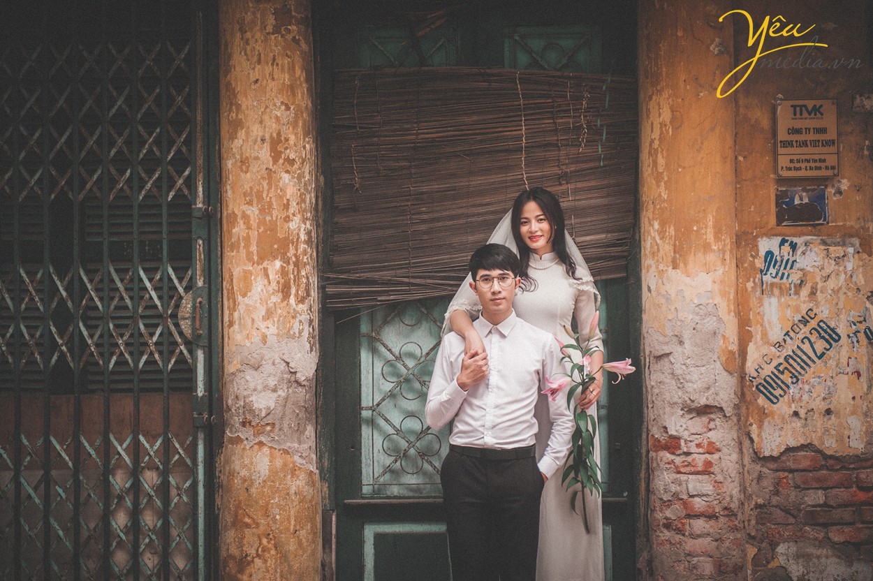 chụp ảnh cặp đôi cô dâu chú rể ở ngoài cửa nhà cổ hà nội