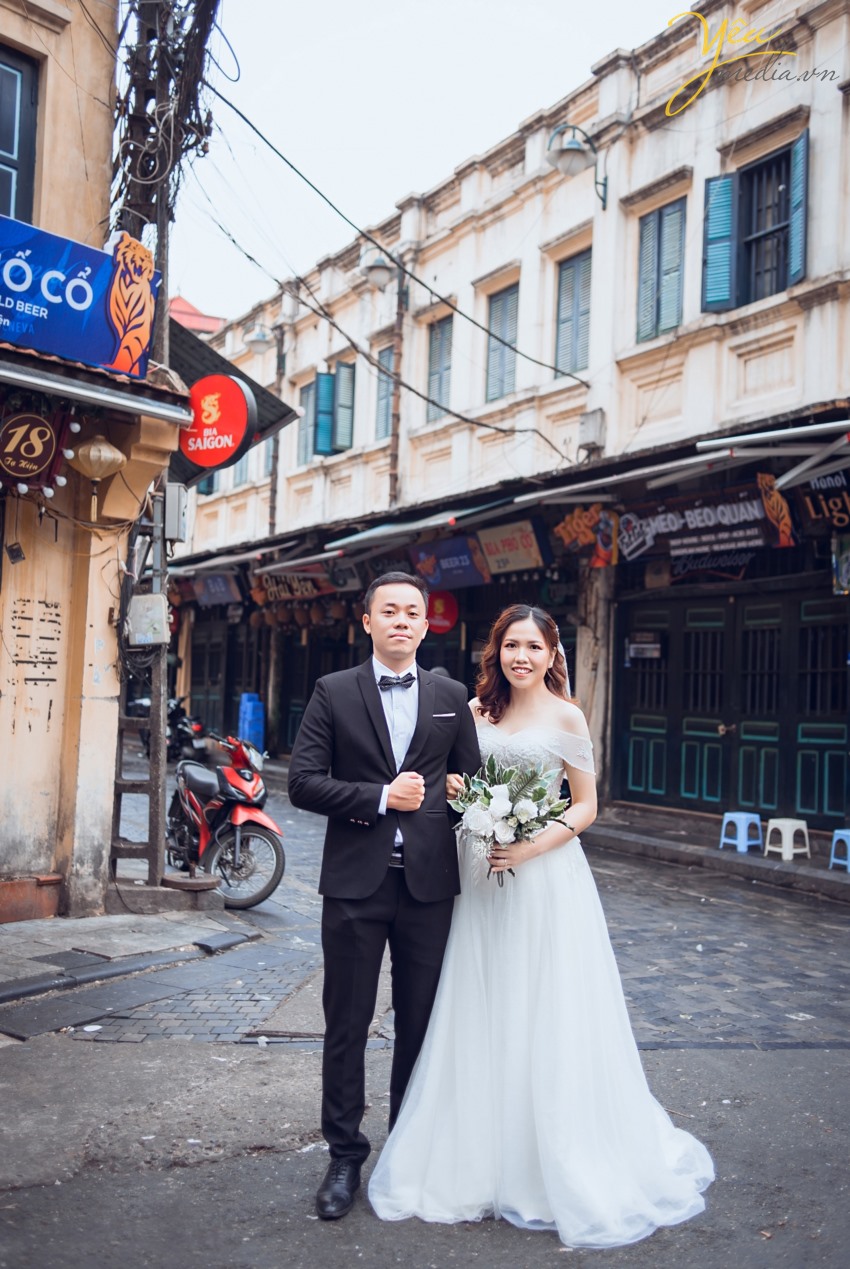 Nếu hai bạn còn phân vân chưa biết chọn nơi nào làm khung cảnh cho album ảnh cưới sắp tới của mình, Yêu Media sẽ rất vui lòng mang đến cho bạn một bộ ảnh cưới đẹp say đắm, mê hoặc lòng người tại địa điểm cầu Long Biên và những địa điểm khác. Nơi không chỉ là khung cảnh làm nền cho bộ ảnh cưới của hai bạn, mà là minh chứng cho tình yêu bất diệt của hai bạn.