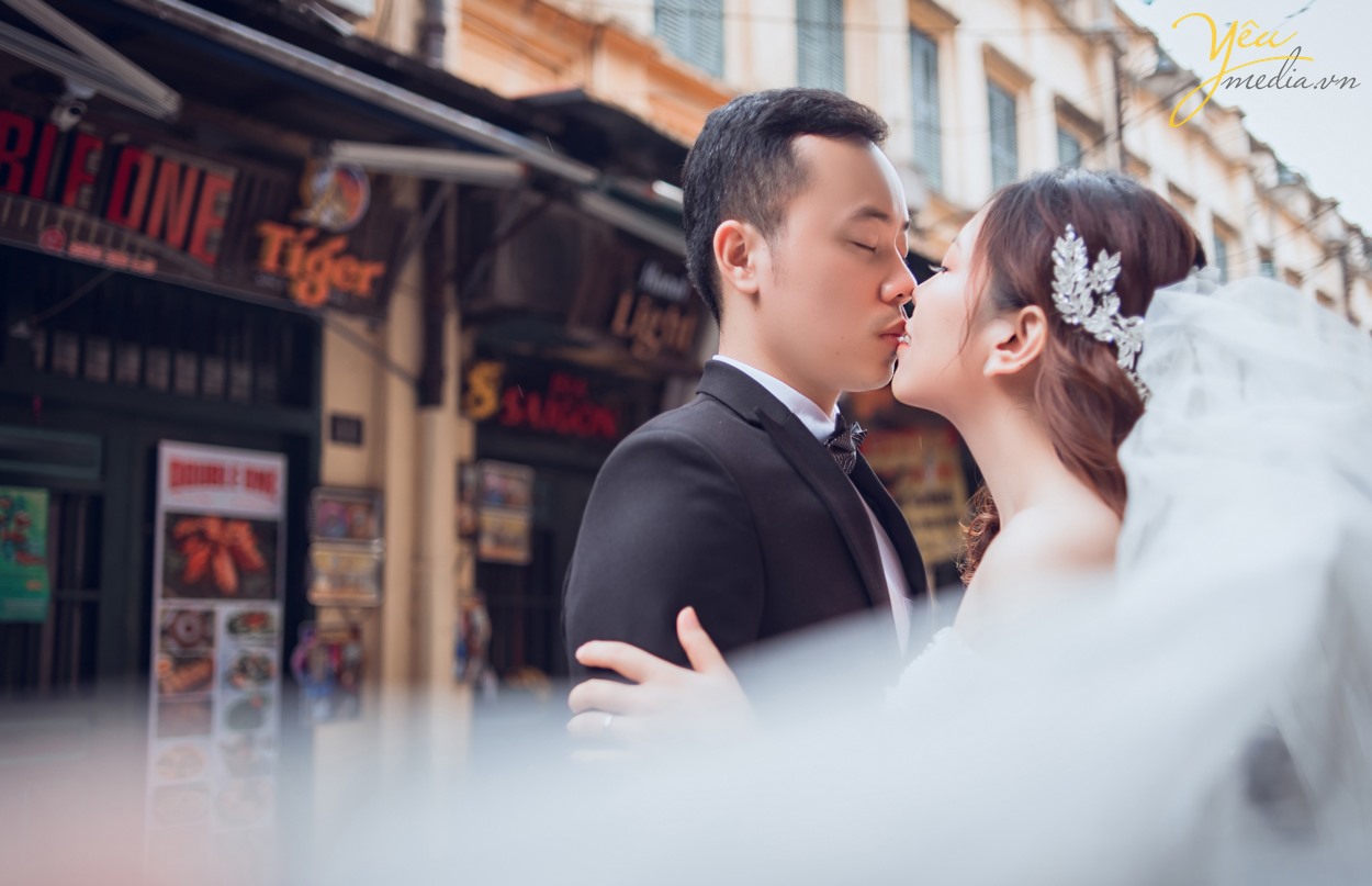 Nếu hai bạn còn phân vân chưa biết chọn nơi nào làm khung cảnh cho album ảnh cưới sắp tới của mình, Yêu Media sẽ rất vui lòng mang đến cho bạn một bộ ảnh cưới đẹp say đắm, mê hoặc lòng người tại địa điểm cầu Long Biên và những địa điểm khác. Nơi không chỉ là khung cảnh làm nền cho bộ ảnh cưới của hai bạn, mà là minh chứng cho tình yêu bất diệt của hai bạn.