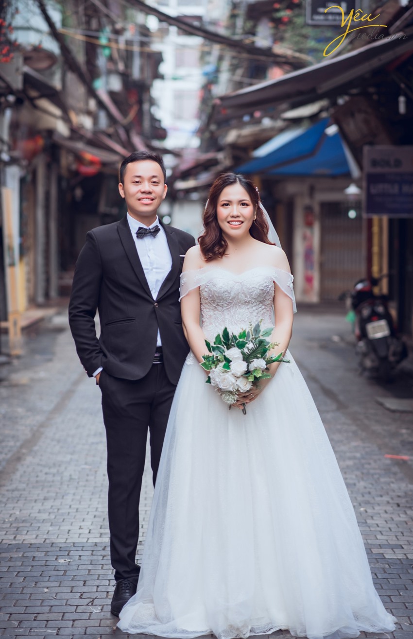 Nếu hai bạn còn phân vân chưa biết chọn nơi nào làm khung cảnh cho album ảnh cưới sắp tới của mình, Yêu Media sẽ rất vui lòng mang đến cho bạn một bộ ảnh cưới đẹp say đắm, mê hoặc lòng người tại địa điểm cầu Long Biên và những địa điểm khác. Nơi không chỉ là khung cảnh làm nền cho bộ ảnh cưới của hai bạn, mà là minh chứng cho tình yêu bất diệt của hai bạn.