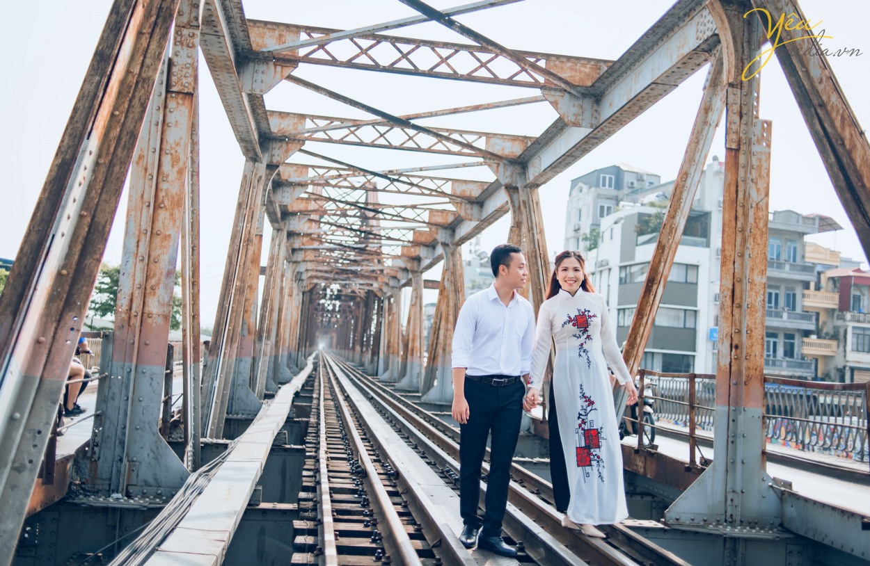 Nếu hai bạn còn phân vân chưa biết chọn nơi nào làm khung cảnh cho album ảnh cưới sắp tới của mình, Yêu Media sẽ rất vui lòng mang đến cho bạn một bộ ảnh cưới đẹp say đắm, mê hoặc lòng người tại địa điểm cầu Long Biên và những địa điểm khác. Nơi không chỉ là khung cảnh làm nền cho bộ ảnh cưới của hai bạn, mà là minh chứng cho tình yêu bất diệt của hai bạn.