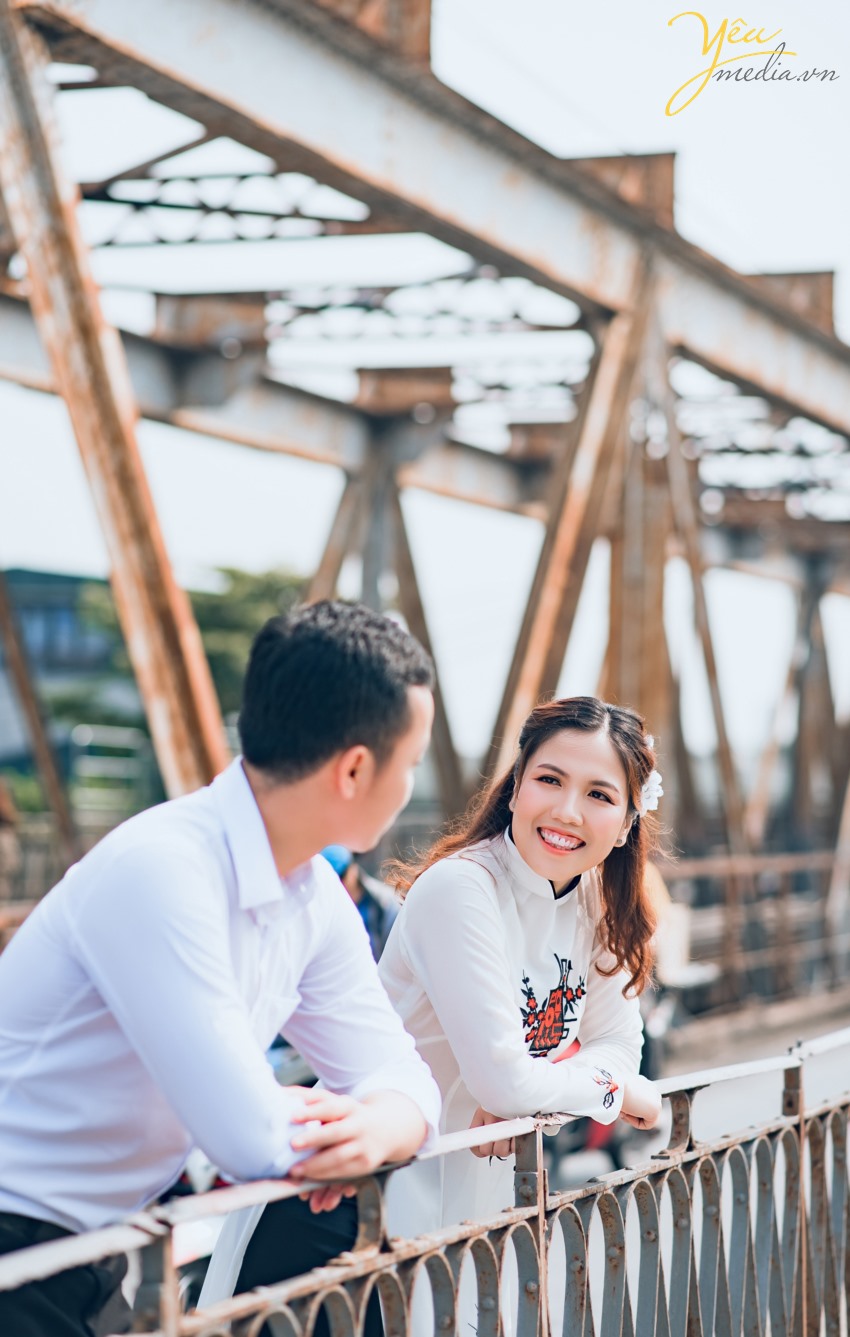 Nếu hai bạn còn phân vân chưa biết chọn nơi nào làm khung cảnh cho album ảnh cưới sắp tới của mình, Yêu Media sẽ rất vui lòng mang đến cho bạn một bộ ảnh cưới đẹp say đắm, mê hoặc lòng người tại địa điểm cầu Long Biên và những địa điểm khác. Nơi không chỉ là khung cảnh làm nền cho bộ ảnh cưới của hai bạn, mà là minh chứng cho tình yêu bất diệt của hai bạn.