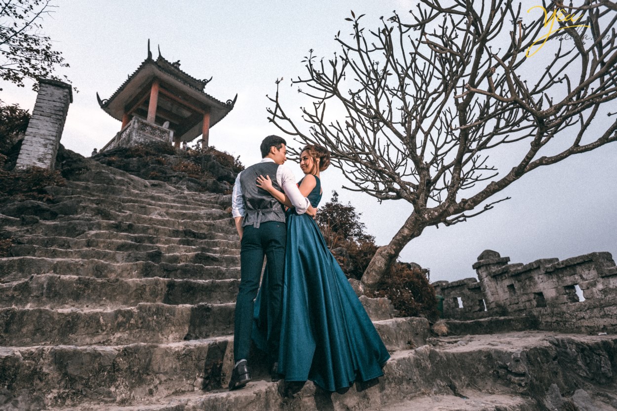 Ngoài "Tuyệt tình cốc", Đầm Vân Long, Tràng An, Hang Múa cũng là một trong những điểm chụp ảnh cưới tuyệt đẹp ở Ninh Bình. Hang Múa với vẻ đẹp sơn thủy hữu tình, phong cảnh nên thơ vừa có mây vừa có núi đã làm say đắm bao lữ khách.