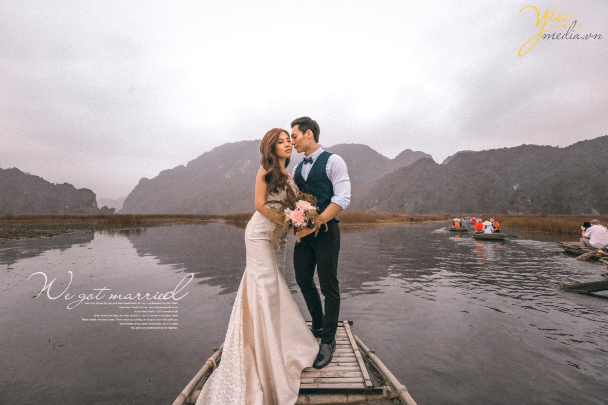 Nếu chụp ảnh cưới ở Ninh Bình, bạn sẽ chẳng thể bỏ qua khung cảnh lãng mạn của hoàng hôn đỏ nơi Đầm Vân Long. Vốn nổi tiếng là khu bảo tồn thiên nhiên lớn nhất miền Bắc, đến với nơi đây là bạn đến với một khung cảnh thiên nhiên hoang dã mà nên thơ. Đầm Vân Long không phải là đầm tự nhiên, mà được hình thành do đắp tuyến đê ở tả ngạn sông Đáy chống lụt lội. Từ đó biến Vân Long thành một vùng đất ngập nước rộng mênh mông, có những đảo đá, hang động tuyệt đẹp.