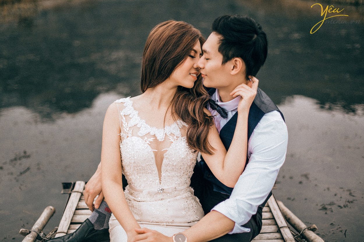 Nếu chụp ảnh cưới ở Ninh Bình, bạn sẽ chẳng thể bỏ qua khung cảnh lãng mạn của hoàng hôn đỏ nơi Đầm Vân Long. Vốn nổi tiếng là khu bảo tồn thiên nhiên lớn nhất miền Bắc, đến với nơi đây là bạn đến với một khung cảnh thiên nhiên hoang dã mà nên thơ. Đầm Vân Long không phải là đầm tự nhiên, mà được hình thành do đắp tuyến đê ở tả ngạn sông Đáy chống lụt lội. Từ đó biến Vân Long thành một vùng đất ngập nước rộng mênh mông, có những đảo đá, hang động tuyệt đẹp.