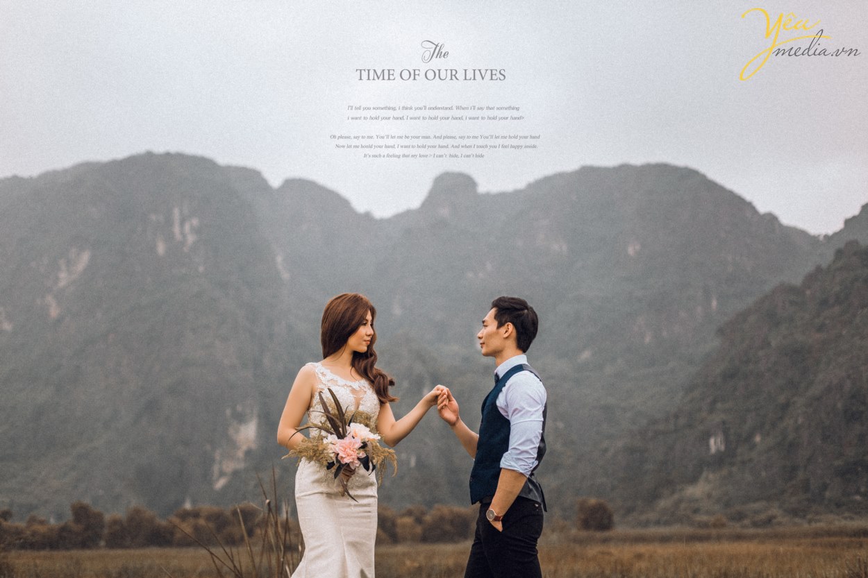 Nếu chụp ảnh cưới ở Ninh Bình, bạn sẽ chẳng thể bỏ qua khung cảnh lãng mạn của hoàng hôn đỏ nơi Đầm Vân Long. Vốn nổi tiếng là khu bảo tồn thiên nhiên lớn nhất miền Bắc, đến với nơi đây là bạn đến với một khung cảnh thiên nhiên hoang dã mà nên thơ. Đầm Vân Long không phải là đầm tự nhiên, mà được hình thành do đắp tuyến đê ở tả ngạn sông Đáy chống lụt lội. Từ đó biến Vân Long thành một vùng đất ngập nước rộng mênh mông, có những đảo đá, hang động tuyệt đẹp.'