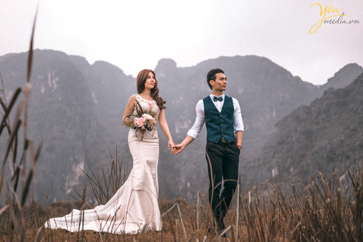 Nếu chụp ảnh cưới ở Ninh Bình, bạn sẽ chẳng thể bỏ qua khung cảnh lãng mạn của hoàng hôn đỏ nơi Đầm Vân Long. Vốn nổi tiếng là khu bảo tồn thiên nhiên lớn nhất miền Bắc, đến với nơi đây là bạn đến với một khung cảnh thiên nhiên hoang dã mà nên thơ. Đầm Vân Long không phải là đầm tự nhiên, mà được hình thành do đắp tuyến đê ở tả ngạn sông Đáy chống lụt lội. Từ đó biến Vân Long thành một vùng đất ngập nước rộng mênh mông, có những đảo đá, hang động tuyệt đẹp.