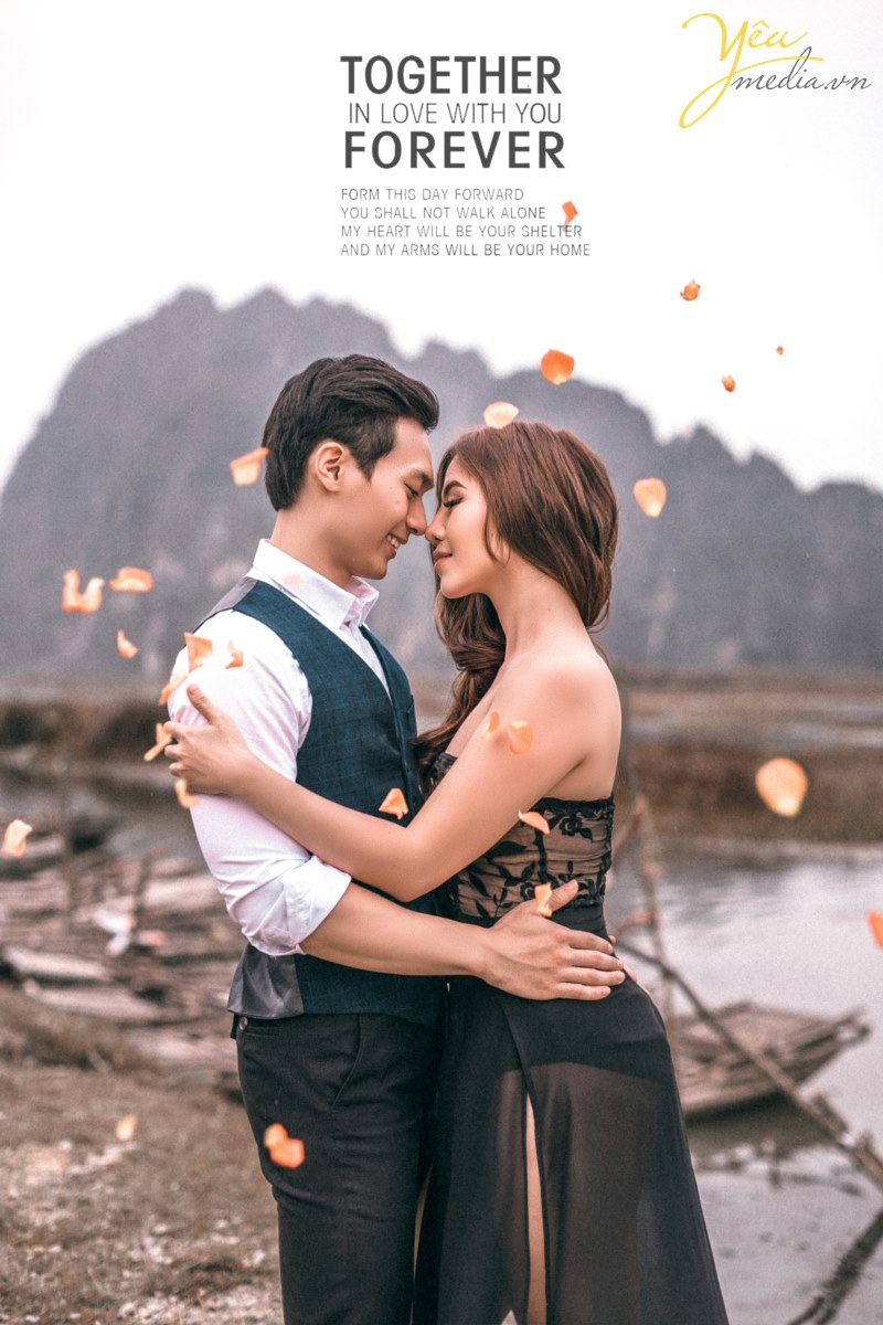 Nếu chụp ảnh cưới ở Ninh Bình, bạn sẽ chẳng thể bỏ qua khung cảnh lãng mạn của hoàng hôn đỏ nơi Đầm Vân Long. Vốn nổi tiếng là khu bảo tồn thiên nhiên lớn nhất miền Bắc, đến với nơi đây là bạn đến với một khung cảnh thiên nhiên hoang dã mà nên thơ. Đầm Vân Long không phải là đầm tự nhiên, mà được hình thành do đắp tuyến đê ở tả ngạn sông Đáy chống lụt lội. Từ đó biến Vân Long thành một vùng đất ngập nước rộng mênh mông, có những đảo đá, hang động tuyệt đẹp.