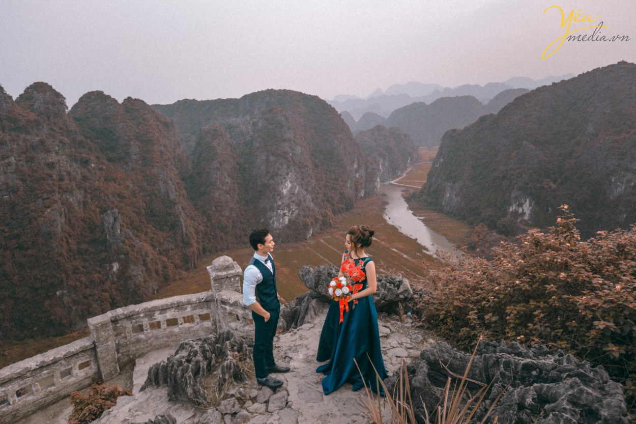 Ngoài "Tuyệt tình cốc", Đầm Vân Long, Tràng An, Hang Múa cũng là một trong những điểm chụp ảnh cưới tuyệt đẹp ở Ninh Bình. Hang Múa với vẻ đẹp sơn thủy hữu tình, phong cảnh nên thơ vừa có mây vừa có núi đã làm say đắm bao lữ khách.