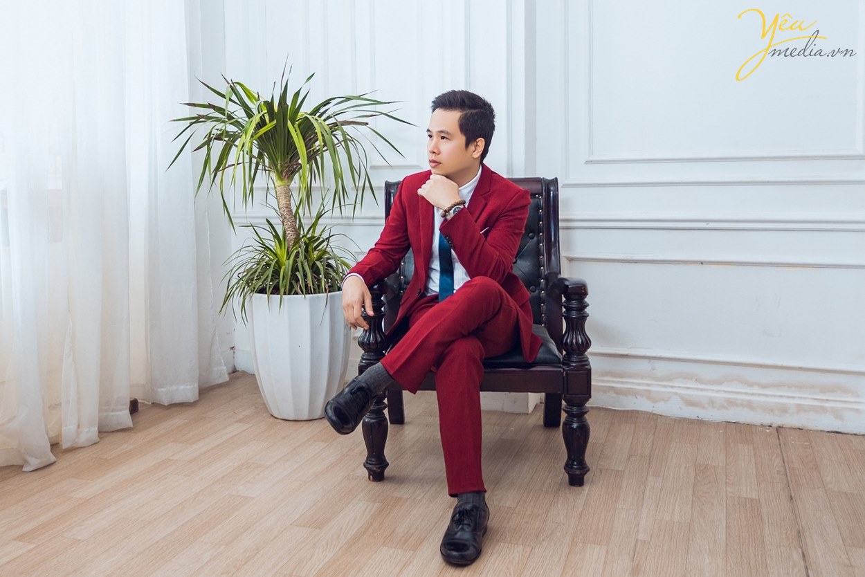 chú rể đẹp trai chụp ảnh cưới với áo vest