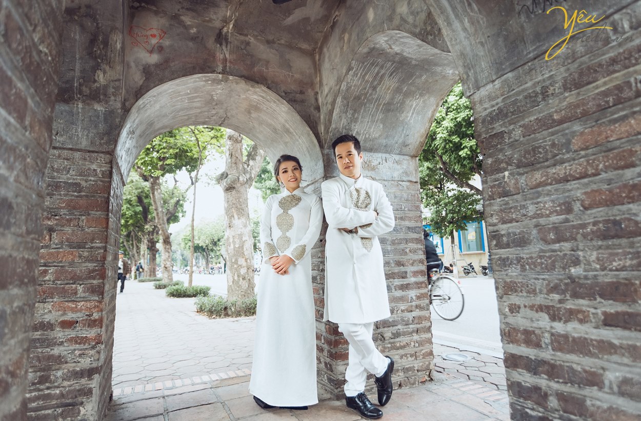đi bộ chụp ảnh cưới tại hồ hoàn kiếm