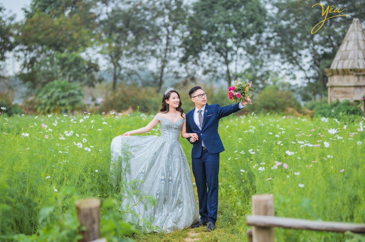 Nếu ngồi ở tầng 3 của quán, bạn sẽ được chìm đắm trong không gian ấm cúng, sang trọng, được thiết kế theo phong cách Châu Âu. Còn nếu muốn ngắm nhìn cây cầu Long Biên với không gian thoáng đãng, "so deep" hơn thì bạn có thể lên tầng 4 để tận hưởng. Mặc dù sở hữu view đắc địa nhưng giá đồ uống ở Serein cũng không quá đắt, chỉ tầm 30.000 - 60.000 đồng và chất lượng cũng rất ổn, uống khá vừa miệng và ngon.  Cặp chú rể Hùng và cô dâu Lành của Yêu Media cũng chọn nơi đây thành địa điểm chụp ảnh cưới thứ hai trong ngày, sau khi đã có 1 series ảnh tại phim trường Santorini Park (Yên Sở).