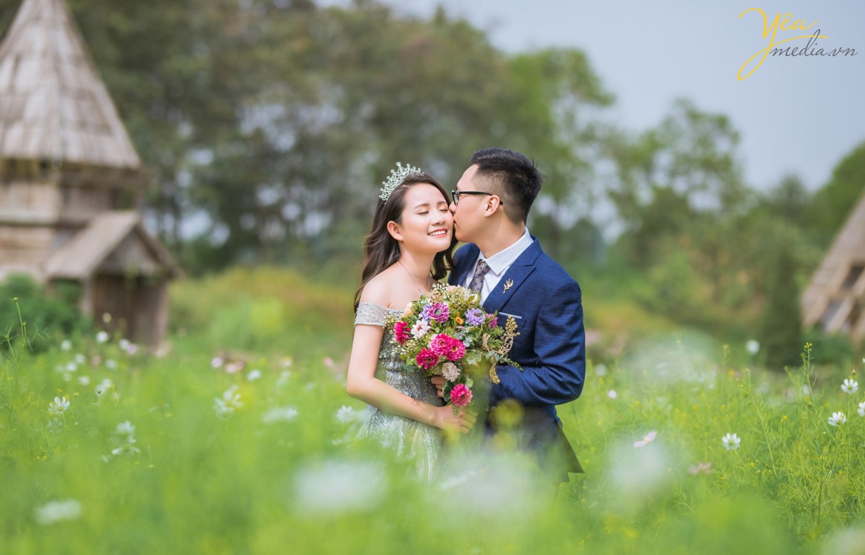 Là một trong những quán cà phê có view độc nhất Hà Nội, hướng thẳng ra cầu Long Biên, Serein Café tuy mới mở chưa lâu nhưng đã nhanh chóng thu hút được một lượng khách lớn đến đây. Serein có 2 tầng, nằm trong một căn biệt thự được thiết kế sang trọng kiểu Pháp ngay trên đường Trần Nhật Duật, khu tập thể Ga Long Biên.  Nhìn từ bên ngoài, Serein Cafe nổi bật với tông màu trắng sang trọng, còn bên trong lại bao trùm bởi gam màu nâu trầm cổ điển. Từ bàn ghế đến các đồ trang trí đều mang hơi hướng phương Tây của thập niên 60, 70 khiến bất cứ ai cũng cảm thấy như "lạc trôi" trong một quán cafe Paris vậy. Không khí êm ả, thoáng đãng và đậm mùi thời gian ở đây thực sự rất thích hợp cho một buổi chiều gió mát, nhâm nhi trà và đọc nốt một cuốn sách còn dang dở.  Nếu ngồi ở tầng 3 của quán, bạn sẽ được chìm đắm trong không gian ấm cúng, sang trọng, được thiết kế theo phong cách Châu Âu. Còn nếu muốn ngắm nhìn cây cầu Long Biên với không gian thoáng đãng, "so deep" hơn thì bạn có thể lên tầng 4 để tận hưởng. Mặc dù sở hữu view đắc địa nhưng giá đồ uống ở Serein cũng không quá đắt, chỉ tầm 30.000 - 60.000 đồng và chất lượng cũng rất ổn, uống khá vừa miệng và ngon.  Cặp chú rể Hùng và cô dâu Lành của Yêu Media cũng chọn nơi đây thành địa điểm chụp ảnh cưới thứ hai trong ngày, sau khi đã có 1 series ảnh tại phim trường Santorini Park (Yên Sở).