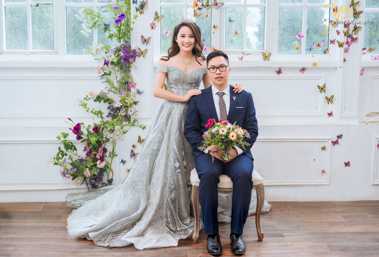 Là một trong những quán cà phê có view độc nhất Hà Nội, hướng thẳng ra cầu Long Biên, Serein Café tuy mới mở chưa lâu nhưng đã nhanh chóng thu hút được một lượng khách lớn đến đây. Serein có 2 tầng, nằm trong một căn biệt thự được thiết kế sang trọng kiểu Pháp ngay trên đường Trần Nhật Duật, khu tập thể Ga Long Biên.  Nhìn từ bên ngoài, Serein Cafe nổi bật với tông màu trắng sang trọng, còn bên trong lại bao trùm bởi gam màu nâu trầm cổ điển. Từ bàn ghế đến các đồ trang trí đều mang hơi hướng phương Tây của thập niên 60, 70 khiến bất cứ ai cũng cảm thấy như "lạc trôi" trong một quán cafe Paris vậy. Không khí êm ả, thoáng đãng và đậm mùi thời gian ở đây thực sự rất thích hợp cho một buổi chiều gió mát, nhâm nhi trà và đọc nốt một cuốn sách còn dang dở.  Nếu ngồi ở tầng 3 của quán, bạn sẽ được chìm đắm trong không gian ấm cúng, sang trọng, được thiết kế theo phong cách Châu Âu. Còn nếu muốn ngắm nhìn cây cầu Long Biên với không gian thoáng đãng, "so deep" hơn thì bạn có thể lên tầng 4 để tận hưởng. Mặc dù sở hữu view đắc địa nhưng giá đồ uống ở Serein cũng không quá đắt, chỉ tầm 30.000 - 60.000 đồng và chất lượng cũng rất ổn, uống khá vừa miệng và ngon.  Cặp chú rể Hùng và cô dâu Lành của Yêu Media cũng chọn nơi đây thành địa điểm chụp ảnh cưới thứ hai trong ngày, sau khi đã có 1 series ảnh tại phim trường Santorini Park (Yên Sở).