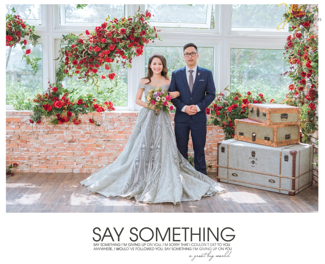 Là một trong những quán cà phê có view độc nhất Hà Nội, hướng thẳng ra cầu Long Biên, Serein Café tuy mới mở chưa lâu nhưng đã nhanh chóng thu hút được một lượng khách lớn đến đây. Serein có 2 tầng, nằm trong một căn biệt thự được thiết kế sang trọng kiểu Pháp ngay trên đường Trần Nhật Duật, khu tập thể Ga Long Biên.  Nhìn từ bên ngoài, Serein Cafe nổi bật với tông màu trắng sang trọng, còn bên trong lại bao trùm bởi gam màu nâu trầm cổ điển. Từ bàn ghế đến các đồ trang trí đều mang hơi hướng phương Tây của thập niên 60, 70 khiến bất cứ ai cũng cảm thấy như "lạc trôi" trong một quán cafe Paris vậy. Không khí êm ả, thoáng đãng và đậm mùi thời gian ở đây thực sự rất thích hợp cho một buổi chiều gió mát, nhâm nhi trà và đọc nốt một cuốn sách còn dang dở.  Nếu ngồi ở tầng 3 của quán, bạn sẽ được chìm đắm trong không gian ấm cúng, sang trọng, được thiết kế theo phong cách Châu Âu. Còn nếu muốn ngắm nhìn cây cầu Long Biên với không gian thoáng đãng, "so deep" hơn thì bạn có thể lên tầng 4 để tận hưởng. Mặc dù sở hữu view đắc địa nhưng giá đồ uống ở Serein cũng không quá đắt, chỉ tầm 30.000 - 60.000 đồng và chất lượng cũng rất ổn, uống khá vừa miệng và ngon.  Cặp chú rể Hùng và cô dâu Lành của Yêu Media cũng chọn nơi đây thành địa điểm chụp ảnh cưới thứ hai trong ngày, sau khi đã có 1 series ảnh tại phim trường Santorini Park (Yên Sở).