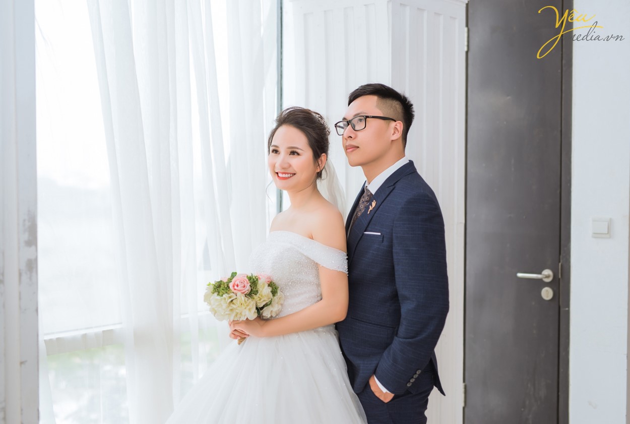 Là một trong những quán cà phê có view độc nhất Hà Nội, hướng thẳng ra cầu Long Biên, Serein Café tuy mới mở chưa lâu nhưng đã nhanh chóng thu hút được một lượng khách lớn đến đây. Serein có 2 tầng, nằm trong một căn biệt thự được thiết kế sang trọng kiểu Pháp ngay trên đường Trần Nhật Duật, khu tập thể Ga Long Biên.  Nhìn từ bên ngoài, Serein Cafe nổi bật với tông màu trắng sang trọng, còn bên trong lại bao trùm bởi gam màu nâu trầm cổ điển. Từ bàn ghế đến các đồ trang trí đều mang hơi hướng phương Tây của thập niên 60, 70 khiến bất cứ ai cũng cảm thấy như "lạc trôi" trong một quán cafe Paris vậy. Không khí êm ả, thoáng đãng và đậm mùi thời gian ở đây thực sự rất thích hợp cho một buổi chiều gió mát, nhâm nhi trà và đọc nốt một cuốn sách còn dang dở.  Nếu ngồi ở tầng 3 của quán, bạn sẽ được chìm đắm trong không gian ấm cúng, sang trọng, được thiết kế theo phong cách Châu Âu. Còn nếu muốn ngắm nhìn cây cầu Long Biên với không gian thoáng đãng, "so deep" hơn thì bạn có thể lên tầng 4 để tận hưởng. Mặc dù sở hữu view đắc địa nhưng giá đồ uống ở Serein cũng không quá đắt, chỉ tầm 30.000 - 60.000 đồng và chất lượng cũng rất ổn, uống khá vừa miệng và ngon.  Cặp chú rể Hùng và cô dâu Lành của Yêu Media cũng chọn nơi đây thành địa điểm chụp ảnh cưới thứ hai trong ngày, sau khi đã có 1 series ảnh tại phim trường Santorini Park (Yên Sở).