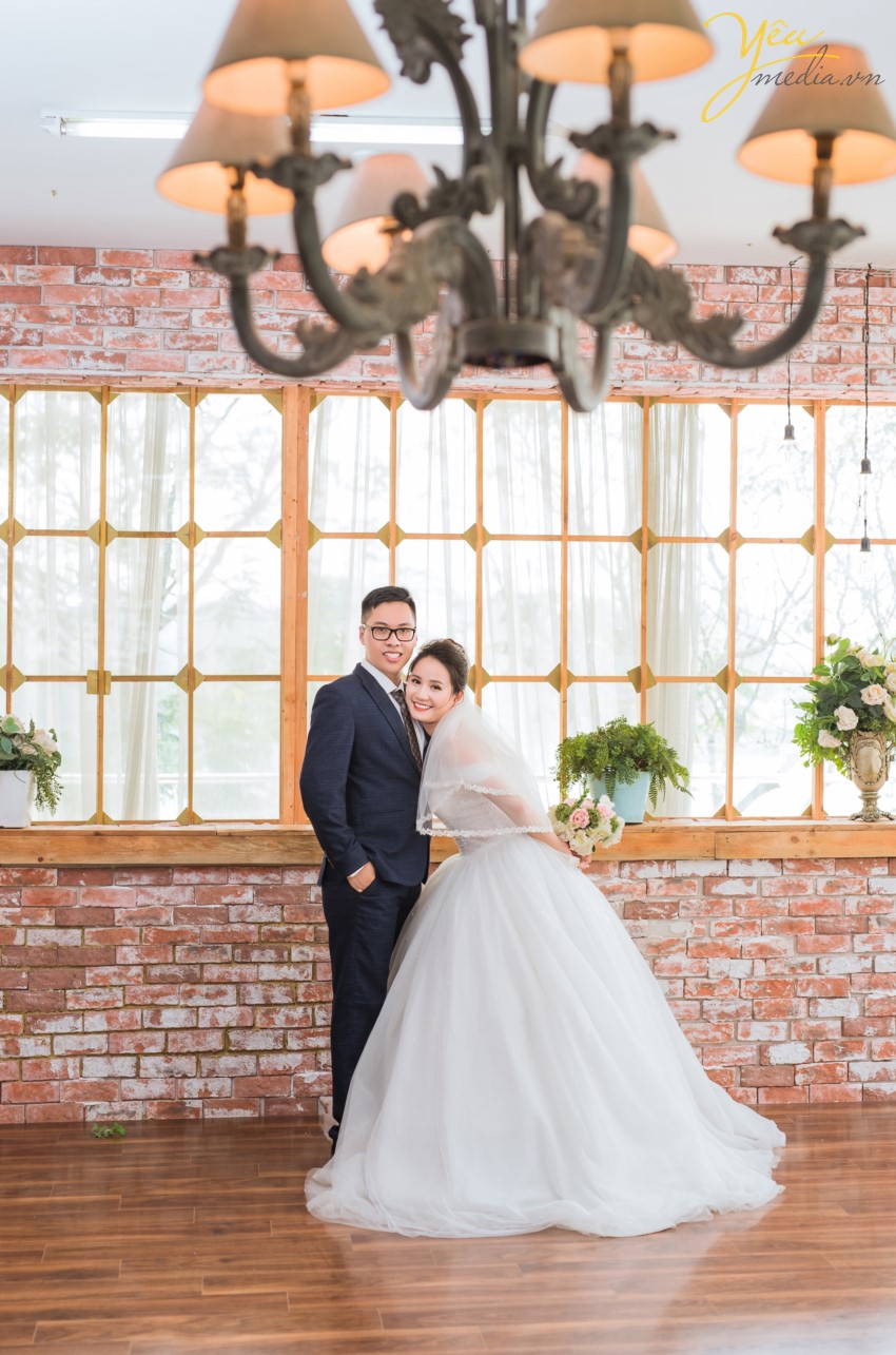 Là một trong những quán cà phê có view độc nhất Hà Nội, hướng thẳng ra cầu Long Biên, Serein Café tuy mới mở chưa lâu nhưng đã nhanh chóng thu hút được một lượng khách lớn đến đây. Serein có 2 tầng, nằm trong một căn biệt thự được thiết kế sang trọng kiểu Pháp ngay trên đường Trần Nhật Duật, khu tập thể Ga Long Biên.  Nhìn từ bên ngoài, Serein Cafe nổi bật với tông màu trắng sang trọng, còn bên trong lại bao trùm bởi gam màu nâu trầm cổ điển. Từ bàn ghế đến các đồ trang trí đều mang hơi hướng phương Tây của thập niên 60, 70 khiến bất cứ ai cũng cảm thấy như "lạc trôi" trong một quán cafe Paris vậy. Không khí êm ả, thoáng đãng và đậm mùi thời gian ở đây thực sự rất thích hợp cho một buổi chiều gió mát, nhâm nhi trà và đọc nốt một cuốn sách còn dang dở.  Nếu ngồi ở tầng 3 của quán, bạn sẽ được chìm đắm trong không gian ấm cúng, sang trọng, được thiết kế theo phong cách Châu Âu. Còn nếu muốn ngắm nhìn cây cầu Long Biên với không gian thoáng đãng, "so deep" hơn thì bạn có thể lên tầng 4 để tận hưởng. Mặc dù sở hữu view đắc địa nhưng giá đồ uống ở Serein cũng không quá đắt, chỉ tầm 30.000 - 60.000 đồng và chất lượng cũng rất ổn, uống khá vừa miệng và ngon.  Cặp chú rể Hùng và cô dâu Lành của Yêu Media cũng chọn nơi đây thành địa điểm chụp ảnh cưới thứ hai trong ngày, sau khi đã có 1 series ảnh tại phim trường Santorini Park (Yên Sở).