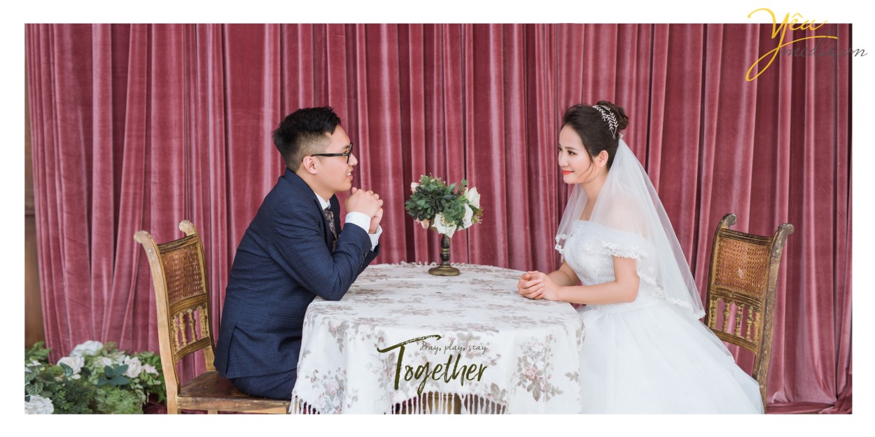 Là một trong những quán cà phê có view độc nhất Hà Nội, hướng thẳng ra cầu Long Biên, Serein Café tuy mới mở chưa lâu nhưng đã nhanh chóng thu hút được một lượng khách lớn đến đây. Serein có 2 tầng, nằm trong một căn biệt thự được thiết kế sang trọng kiểu Pháp ngay trên đường Trần Nhật Duật, khu tập thể Ga Long Biên.  Nhìn từ bên ngoài, Serein Cafe nổi bật với tông màu trắng sang trọng, còn bên trong lại bao trùm bởi gam màu nâu trầm cổ điển. Từ bàn ghế đến các đồ trang trí đều mang hơi hướng phương Tây của thập niên 60, 70 khiến bất cứ ai cũng cảm thấy như "lạc trôi" trong một quán cafe Paris vậy. Không khí êm ả, thoáng đãng và đậm mùi thời gian ở đây thực sự rất thích hợp cho một buổi chiều gió mát, nhâm nhi trà và đọc nốt một cuốn sách còn dang dở.  Nếu ngồi ở tầng 3 của quán, bạn sẽ được chìm đắm trong không gian ấm cúng, sang trọng, được thiết kế theo phong cách Châu Âu. Còn nếu muốn ngắm nhìn cây cầu Long Biên với không gian thoáng đãng, "so deep" hơn thì bạn có thể lên tầng 4 để tận hưởng. Mặc dù sở hữu view đắc địa nhưng giá đồ uống ở Serein cũng không quá đắt, chỉ tầm 30.000 - 60.000 đồng và chất lượng cũng rất ổn, uống khá vừa miệng và ngon.  Cặp chú rể Hùng và cô dâu Lành của Yêu Media cũng chọn nơi đây thành địa điểm chụp ảnh cưới thứ hai trong ngày, sau khi đã có 1 series ảnh tại phim trường Santorini Park (Yên Sở).