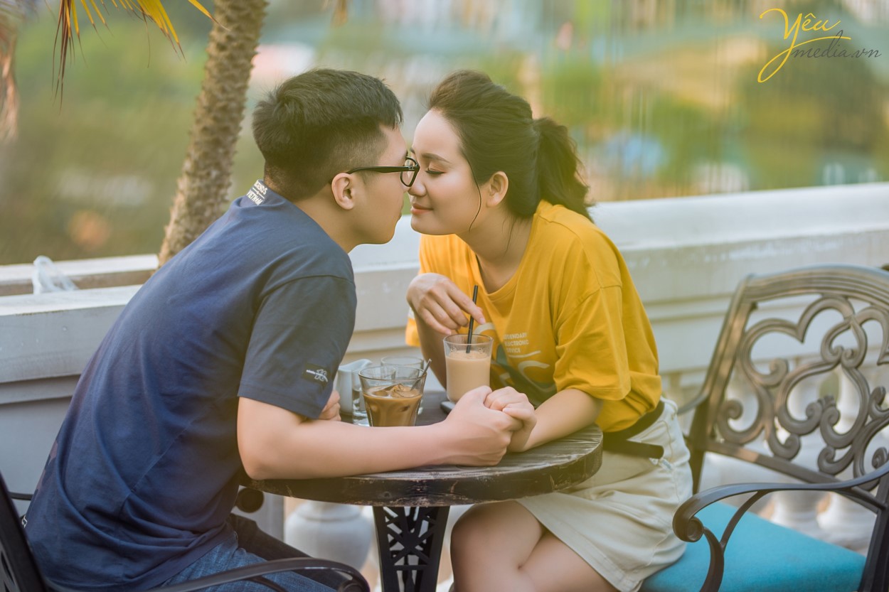 Nếu ngồi ở tầng 3 của quán, bạn sẽ được chìm đắm trong không gian ấm cúng, sang trọng, được thiết kế theo phong cách Châu Âu. Còn nếu muốn ngắm nhìn cây cầu Long Biên với không gian thoáng đãng, "so deep" hơn thì bạn có thể lên tầng 4 để tận hưởng. Mặc dù sở hữu view đắc địa nhưng giá đồ uống ở Serein cũng không quá đắt, chỉ tầm 30.000 - 60.000 đồng và chất lượng cũng rất ổn, uống khá vừa miệng và ngon.  Cặp chú rể Hùng và cô dâu Lành của Yêu Media cũng chọn nơi đây thành địa điểm chụp ảnh cưới thứ hai trong ngày, sau khi đã có 1 series ảnh tại phim trường Santorini Park (Yên Sở).