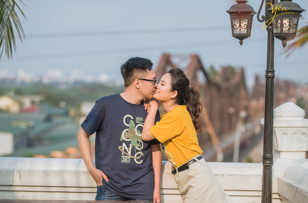 Nếu ngồi ở tầng 3 của quán, bạn sẽ được chìm đắm trong không gian ấm cúng, sang trọng, được thiết kế theo phong cách Châu Âu. Còn nếu muốn ngắm nhìn cây cầu Long Biên với không gian thoáng đãng, "so deep" hơn thì bạn có thể lên tầng 4 để tận hưởng. Mặc dù sở hữu view đắc địa nhưng giá đồ uống ở Serein cũng không quá đắt, chỉ tầm 30.000 - 60.000 đồng và chất lượng cũng rất ổn, uống khá vừa miệng và ngon.  Cặp chú rể Hùng và cô dâu Lành của Yêu Media cũng chọn nơi đây thành địa điểm chụp ảnh cưới thứ hai trong ngày, sau khi đã có 1 series ảnh tại phim trường Santorini Park (Yên Sở).