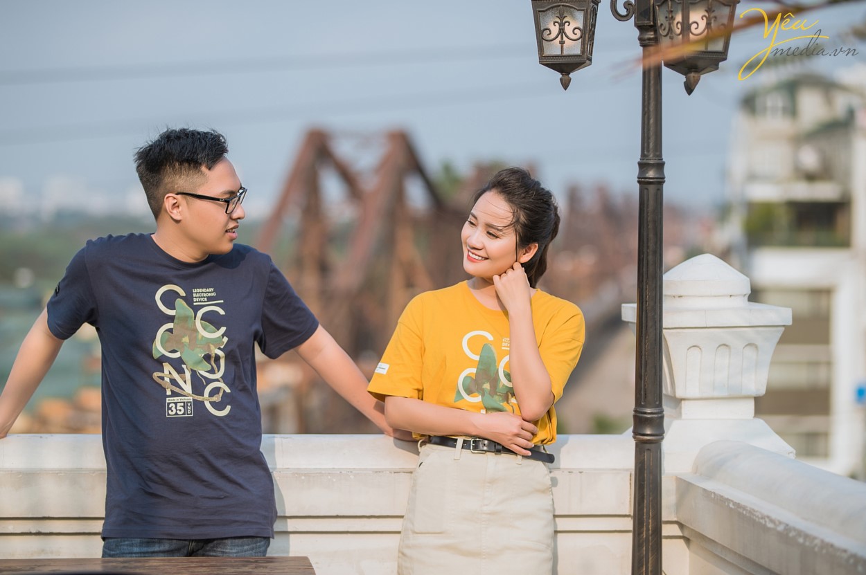 Nếu ngồi ở tầng 3 của quán, bạn sẽ được chìm đắm trong không gian ấm cúng, sang trọng, được thiết kế theo phong cách Châu Âu. Còn nếu muốn ngắm nhìn cây cầu Long Biên với không gian thoáng đãng, "so deep" hơn thì bạn có thể lên tầng 4 để tận hưởng. Mặc dù sở hữu view đắc địa nhưng giá đồ uống ở Serein cũng không quá đắt, chỉ tầm 30.000 - 60.000 đồng và chất lượng cũng rất ổn, uống khá vừa miệng và ngon.  Cặp chú rể Hùng và cô dâu Lành của Yêu Media cũng chọn nơi đây thành địa điểm chụp ảnh cưới thứ hai trong ngày, sau khi đã có 1 series ảnh tại phim trường Santorini Park (Yên Sở).