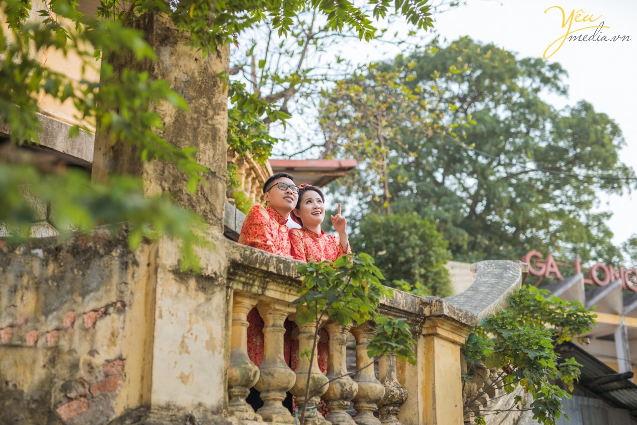 Nếu ngồi ở tầng 3 của quán, bạn sẽ được chìm đắm trong không gian ấm cúng, sang trọng, được thiết kế theo phong cách Châu Âu. Còn nếu muốn ngắm nhìn cây cầu Long Biên với không gian thoáng đãng, "so deep" hơn thì bạn có thể lên tầng 4 để tận hưởng. Mặc dù sở hữu view đắc địa nhưng giá đồ uống ở Serein cũng không quá đắt, chỉ tầm 30.000 - 60.000 đồng và chất lượng cũng rất ổn, uống khá vừa miệng và ngon.  Cặp chú rể Hùng và cô dâu Lành của Yêu Media cũng chọn nơi đây thành địa điểm chụp ảnh cưới thứ hai trong ngày, sau khi đã có 1 series ảnh tại phim trường Santorini Park (Yên Sở).