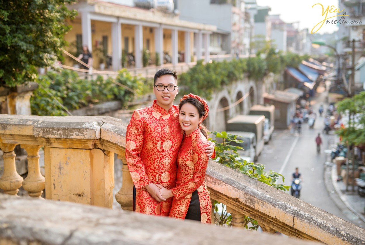 Nếu ngồi ở tầng 3 của quán, bạn sẽ được chìm đắm trong không gian ấm cúng, sang trọng, được thiết kế theo phong cách Châu Âu. Còn nếu muốn ngắm nhìn cây cầu Long Biên với không gian thoáng đãng, "so deep" hơn thì bạn có thể lên tầng 4 để tận hưởng. Mặc dù sở hữu view đắc địa nhưng giá đồ uống ở Serein cũng không quá đắt, chỉ tầm 30.000 - 60.000 đồng và chất lượng cũng rất ổn, uống khá vừa miệng và ngon.  Cặp chú rể Hùng và cô dâu Lành của Yêu Media cũng chọn nơi đây thành địa điểm chụp ảnh cưới thứ hai trong ngày, sau khi đã có 1 series ảnh tại phim trường Santorini Park (Yên Sở).