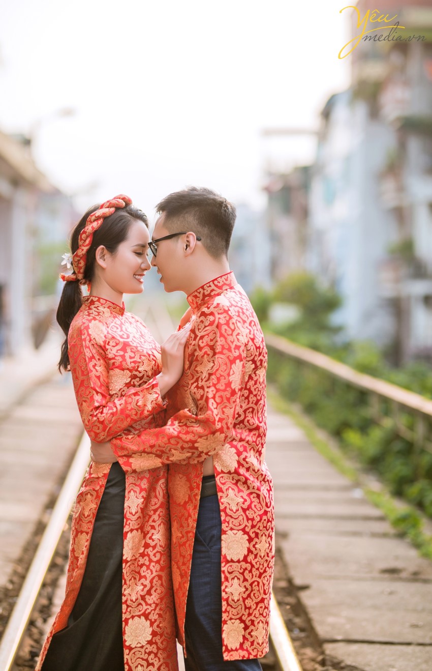 Nếu ngồi ở tầng 3 của quán, bạn sẽ được chìm đắm trong không gian ấm cúng, sang trọng, được thiết kế theo phong cách Châu Âu. Còn nếu muốn ngắm nhìn cây cầu Long Biên với không gian thoáng đãng, "so deep" hơn thì bạn có thể lên tầng 4 để tận hưởng. Mặc dù sở hữu view đắc địa nhưng giá đồ uống ở Serein cũng không quá đắt, chỉ tầm 30.000 - 60.000 đồng và chất lượng cũng rất ổn, uống khá vừa miệng và ngon.  Cặp chú rể Hùng và cô dâu Lành của Yêu Media cũng chọn nơi đây thành địa điểm chụp ảnh cưới thứ hai trong ngày, sau khi đã có 1 series ảnh tại phim trường Santorini Park (Yên Sở).